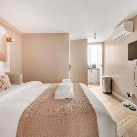 11 Typical Parisian Studio#le Marais#beaubourg#ac